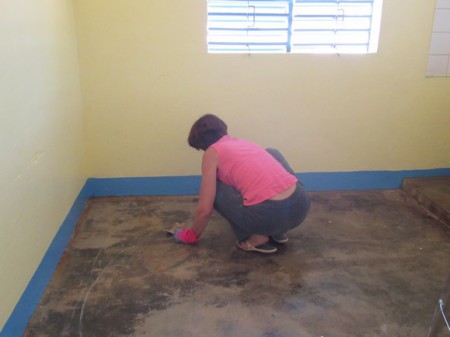 peinture des locaux de la maternité d'un centre de santé à Wakuy